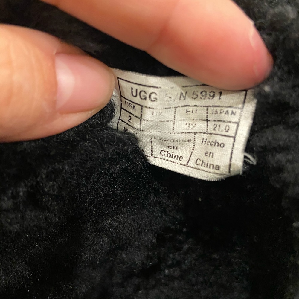 Black uggs - Picture 6 of 7